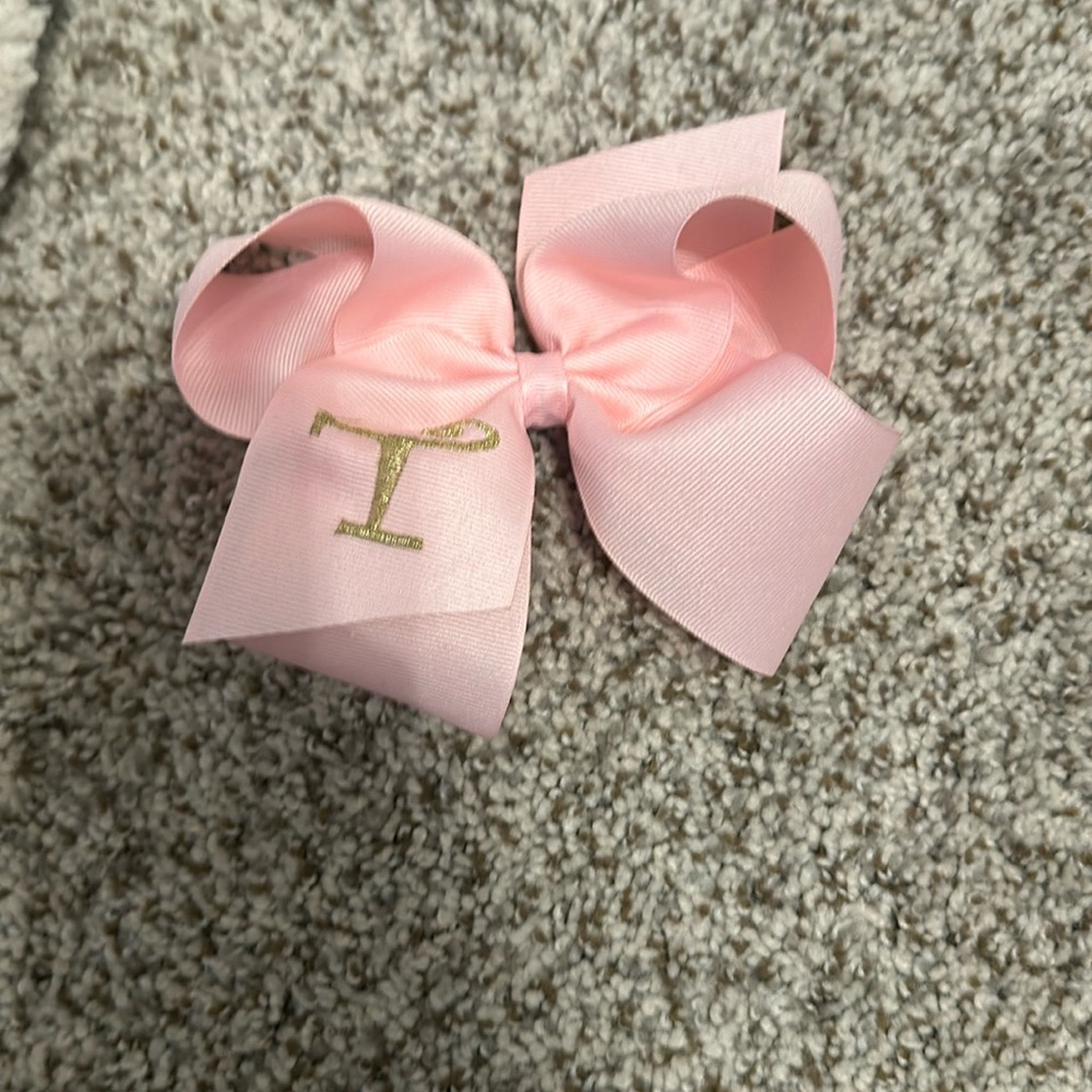 NWOT Wee Ones pink hair bow with letter “T”